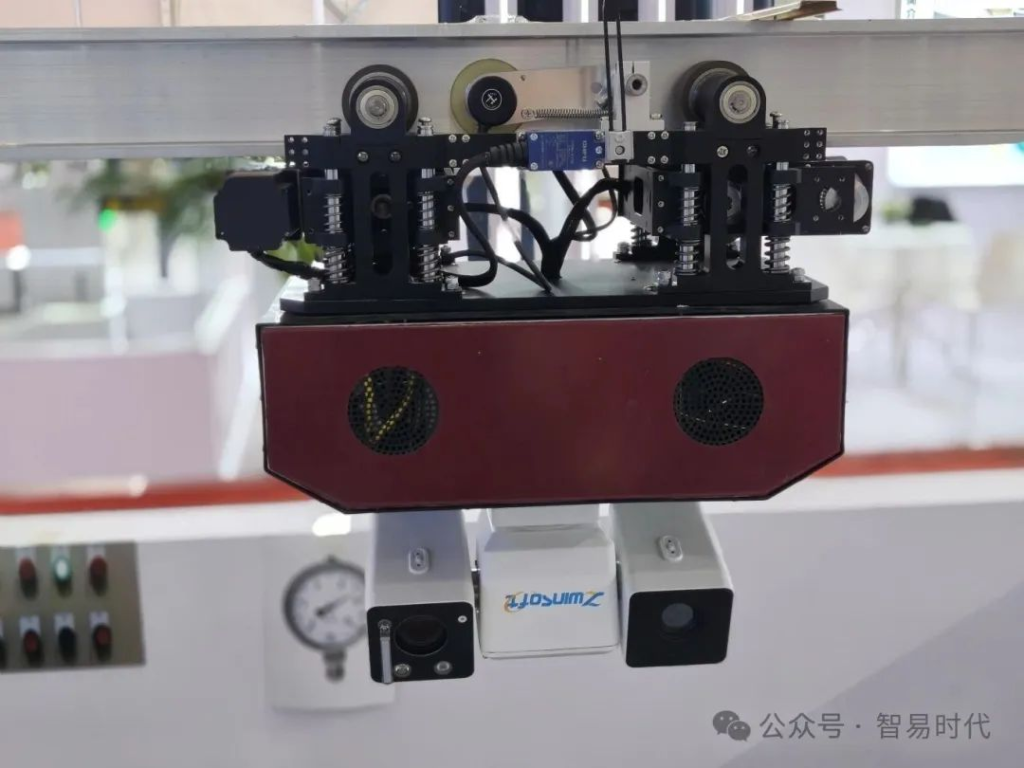 挂轨式巡检机器人