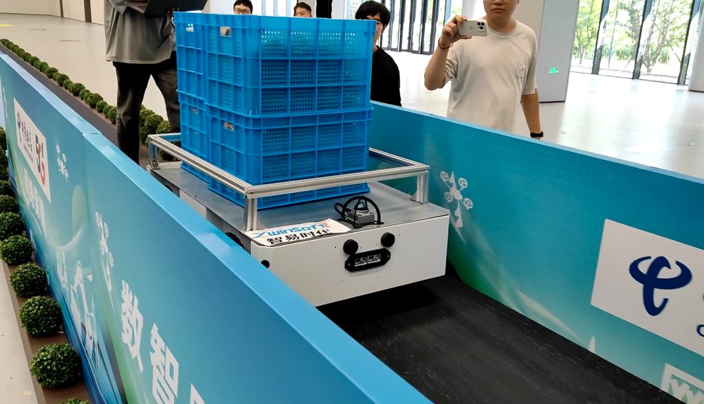 智易时代机器人亮相2025年首届智慧农业创新大赛