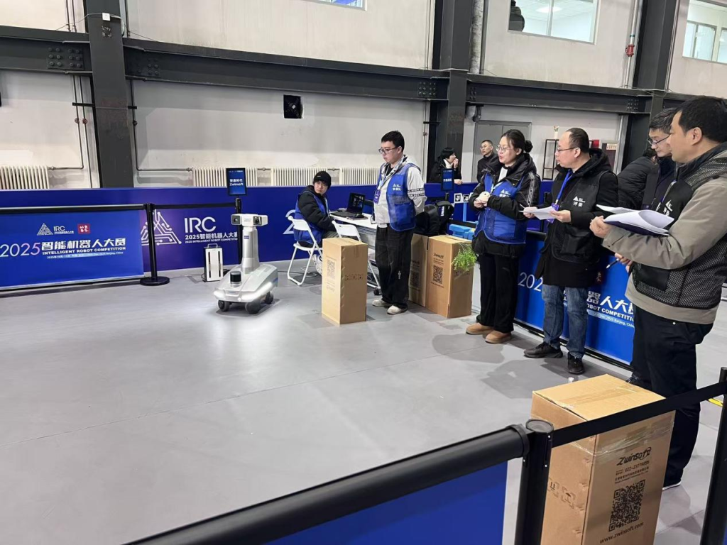 智易时代轮式机器人参加2025智能机器人大赛